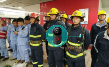 上海地鐵，維保人員佩戴執法記錄儀在站內維修巡檢w.jpg