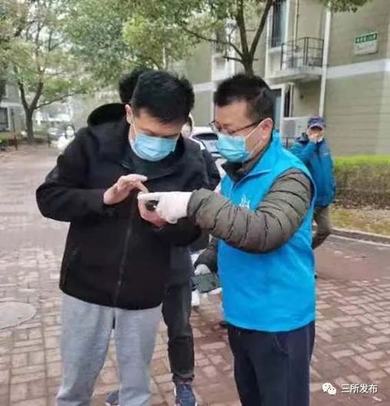 唐前進在居住地浦東新區(qū)三林參與志愿服務ww.jpg