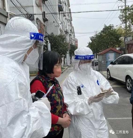 戴舒蝶在居住地嘉定區(qū)參與志愿服務ww.jpg