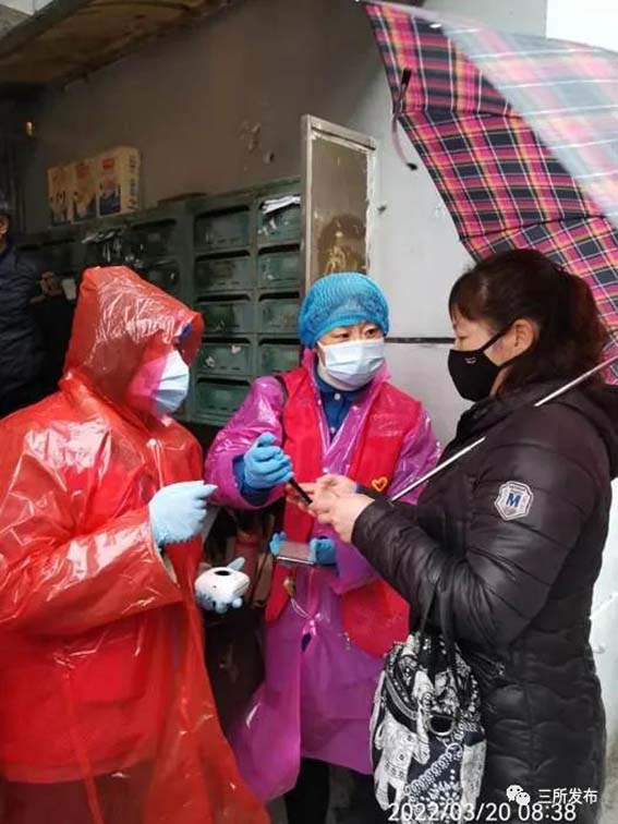 孫碩在居住地上南區(qū)域參與志愿服務ww.jpg