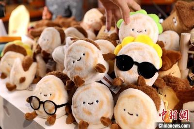 西安文創產品“絨饃饃”走紅網絡，傳統美食變身潮玩新寵